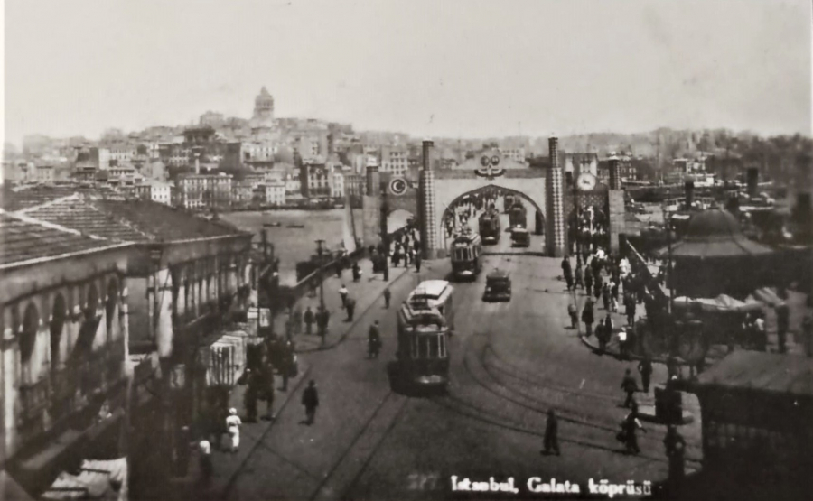 İSTANBUL GALATA KÖPRÜSÜ GÖRÜNTÜSÜ  CONSTANTİNOPLE KARTPOSTAL SİYAH BEYAZ OFSET BASKI ARKASI YAZILI 