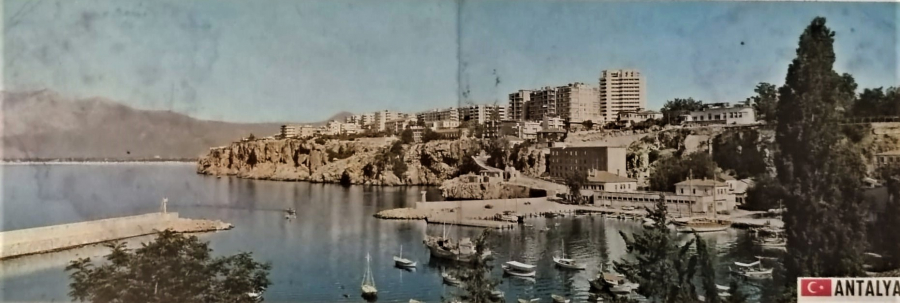 1970 ANTALYA KENTİN PANORAMİK  GÖRÜNÜMÜ KARTPOSTAL RENKLİ OFSET BASKI ARKASI YAZILI POSTADAN GECMİŞ