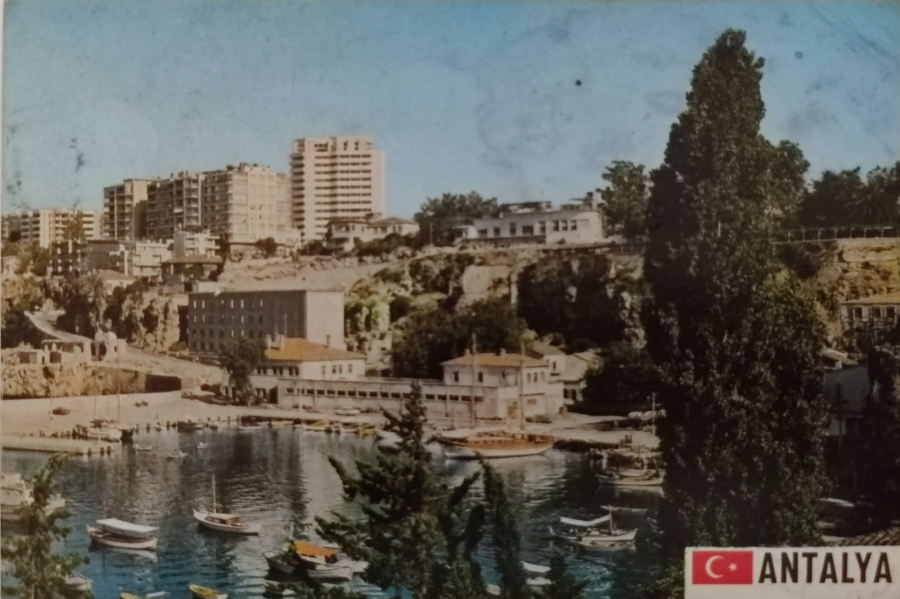 1970 ANTALYA KENTİN PANORAMİK  GÖRÜNÜMÜ KARTPOSTAL RENKLİ OFSET BASKI ARKASI YAZILI POSTADAN GECMİŞ