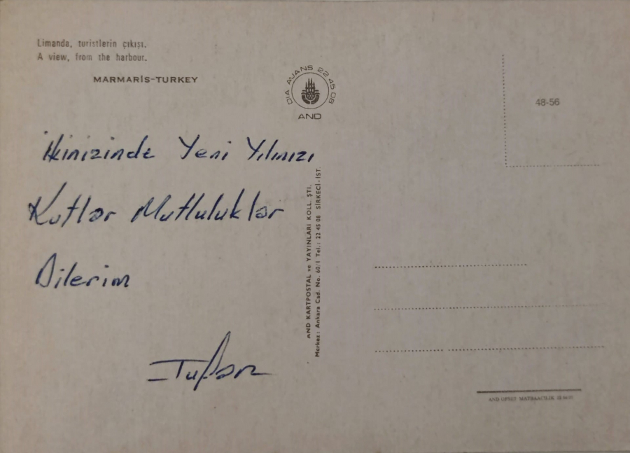 1970 MARMARİS LİMANDA TÜRİSTLERİN CIKIŞI KARTPOSTAL RENKLİ OFSET BASKI