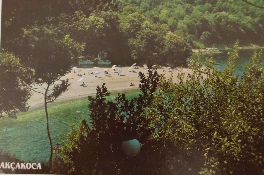  AKCAKOCA  KALE PLAJI GÖRÜNÜŞ KARTPOSTAL RENKLİ OFSET BASKI ARKASI YAZISIZ 