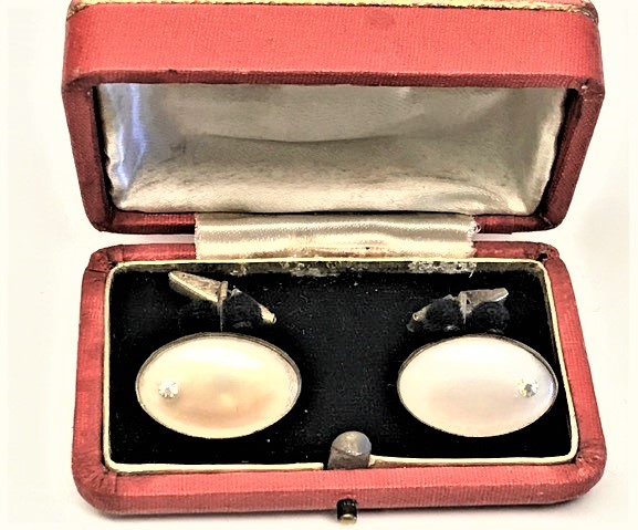 1925 OSMANLI ORJİNAL KENDİ KUTUSUNDA SEDEF TEK TAŞLI TAKIM  MANŞET KOL DUGMESİ ÜZERİ OSMANLICA TÜRKİYE CUMHÜRİYETİ YAZMAKTADIR