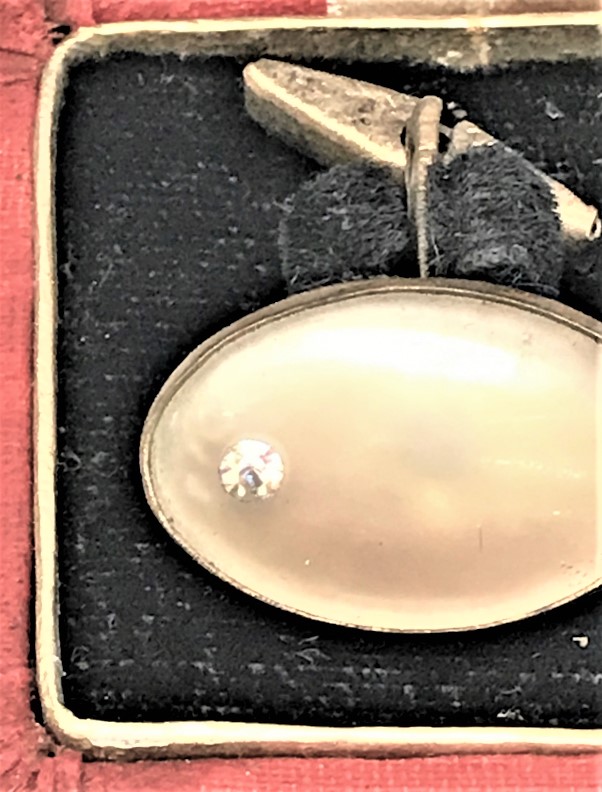 1925 OSMANLI ORJİNAL KENDİ KUTUSUNDA SEDEF TEK TAŞLI TAKIM  MANŞET KOL DUGMESİ ÜZERİ OSMANLICA TÜRKİYE CUMHÜRİYETİ YAZMAKTADIR