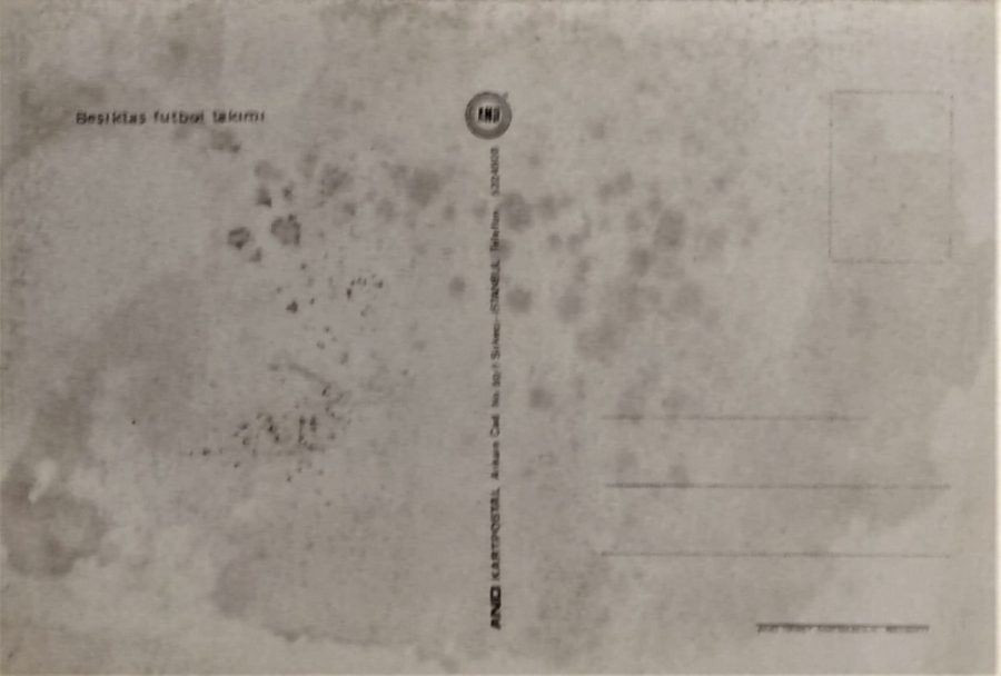 1990 BJK BEŞİKTAŞ SPOR KÜLÜBÜNÜN CUBUKLU FORMA TİTİBANK SPONSORLU İLE MAC ÖNCESİ ORTA SAHADA VERDİGİ TAKIM FOTOGRAFI KARTPOSTAL