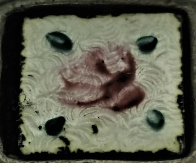 1930 ÖZEL TASARIM EL TESVİYE İŞİ ÜZERİ SICAK NİNELİ PİRİNC ERKEK YÜZÜK İC CAPI 23,5 MM MİNE KISMI 1 CM X1 CM 