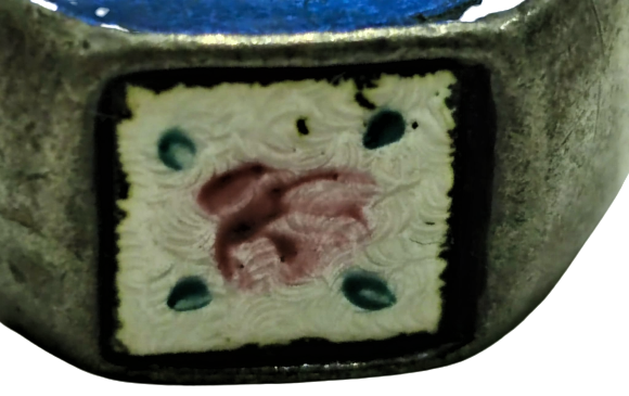 1930 ÖZEL TASARIM EL TESVİYE İŞİ ÜZERİ SICAK NİNELİ PİRİNC ERKEK YÜZÜK İC CAPI 23,5 MM MİNE KISMI 1 CM X1 CM 