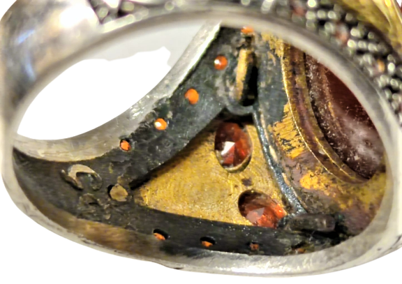 1980 AKİK TAŞLI VE KENARLAR DOGAL TAŞLA BEZELİ UST VE YANLAR ALTIN KAPLAMA GECME TAMAMI USTA DAMGALI EL YAPIM YÜZÜK