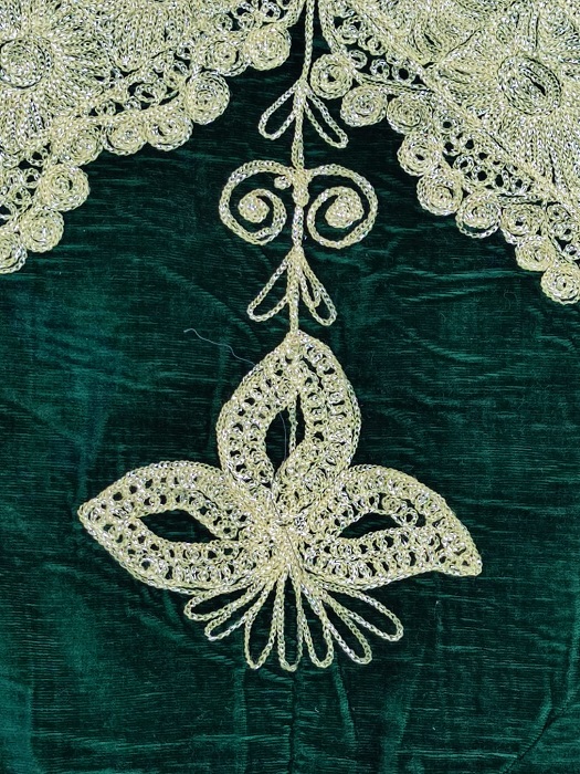 EL YAPIM SIRMA EL İŞİ İŞLEMELİ YEŞİL UZERİNE ASTARLI NAMAZLIK SECCADE