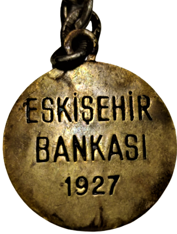 ESKİŞEHİR BANKASI 1927 ANAHTARLIK PİRİNC ÜZERİNE KIRMIZI SİYAH SICAK MİNE İLE KIRMIZI BEYAZ SİYAH RENKLER KULLANILMIŞ