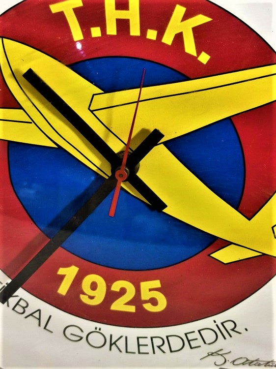 1960 T.H.K 1925 TURK HAVA KURUMU İSTİKBAL GÖKLERDEDİR K. ATATÜRK ALİMÜNYUM KASA PİLLİ ALMAN MAKİNA DUVAR SAAT