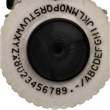 1970 PLASTİK RENKLİ ŞERİTLERE 3D KABARTMA YAZI YAZILMASINDA KULLANILAN AVUC İCİ DAKTİLO ETİKET MAKİNESİ