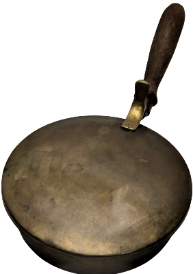 1930 AVRUPA PİRİNC AHŞAP SAPLI YATAK ISITICI İCERSİNE KOYULAN KÖZ YATAK UZERİNDE ÜTÜ GİBİ GEZDİRİLEREK  KULLANILIR