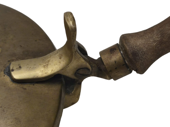 1930 AVRUPA PİRİNC AHŞAP SAPLI YATAK ISITICI İCERSİNE KOYULAN KÖZ YATAK UZERİNDE ÜTÜ GİBİ GEZDİRİLEREK  KULLANILIR