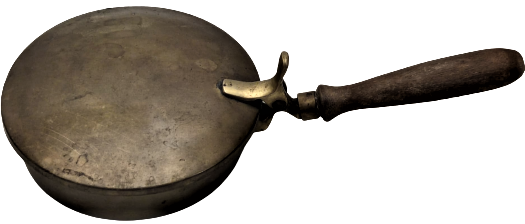 1930 AVRUPA PİRİNC AHŞAP SAPLI YATAK ISITICI İCERSİNE KOYULAN KÖZ YATAK UZERİNDE ÜTÜ GİBİ GEZDİRİLEREK  KULLANILIR