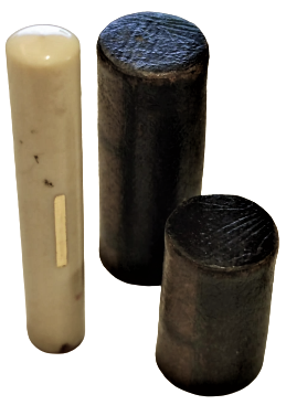 HANEDAN MÜHÜRÜ FİLDİŞİ KUTUSUNDA FİLDİŞİ MÜHÜR KUTUNUN DISI İŞLENMİŞ KAHVERENGİ  DERİ KAPLAMA MUHUR 