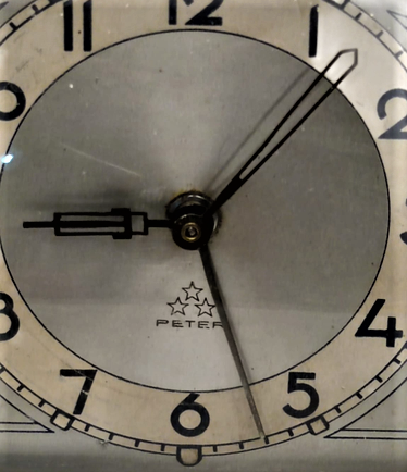 1950 KURMALI ALARMLI PİRİNC KASALI MEKANİK PETER ÜC YILDIZ  MASA SAATİ GERMANY