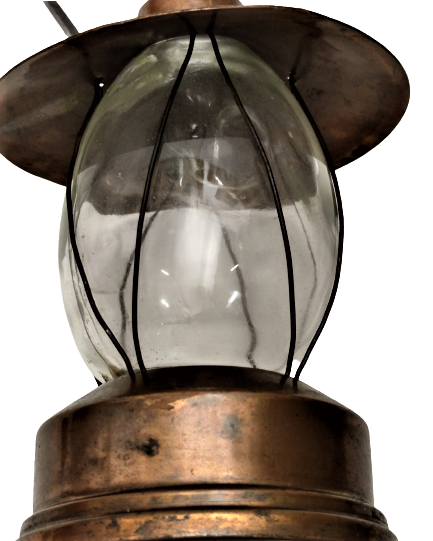 1960 LATERNALI DIŞI BAKIR SÜSLEMELİ İÇİNDE BEYAZ CAM ŞİŞE KAPAKLI SERVİS SUNUM İKRAM ŞİŞESİ