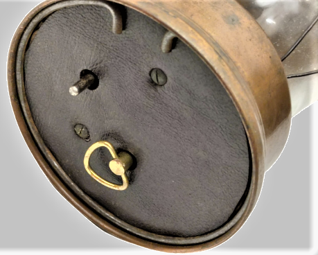 1960 LATERNALI DIŞI BAKIR SÜSLEMELİ İÇİNDE BEYAZ CAM ŞİŞE KAPAKLI SERVİS SUNUM İKRAM ŞİŞESİ