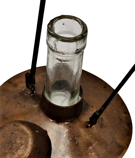 1960 LATERNALI DIŞI BAKIR SÜSLEMELİ İÇİNDE BEYAZ CAM ŞİŞE KAPAKLI SERVİS SUNUM İKRAM ŞİŞESİ