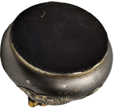 1960 MASA CAKMAGI TAŞLI GAZLI METAL GÖVDE ÜZERİ KABARTMA İŞLEMELİ