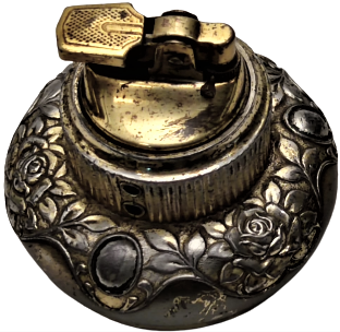 1960 MASA CAKMAGI TAŞLI GAZLI METAL GÖVDE ÜZERİ KABARTMA İŞLEMELİ