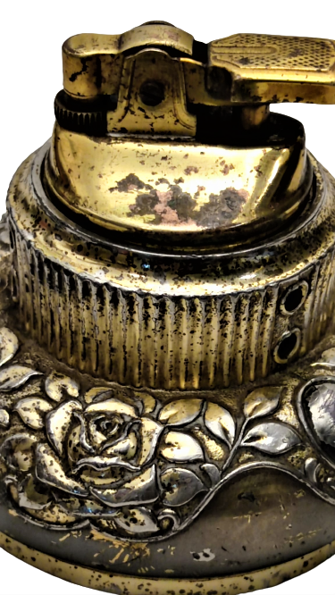 1960 MASA CAKMAGI TAŞLI GAZLI METAL GÖVDE ÜZERİ KABARTMA İŞLEMELİ