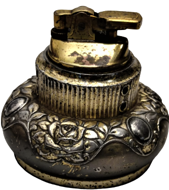 1960 MASA CAKMAGI TAŞLI GAZLI METAL GÖVDE ÜZERİ KABARTMA İŞLEMELİ