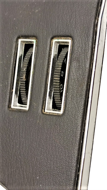 1970 MASA ÜZERİ RADYOLU NOTLUK KALEMLİ SES VE İSTASYON AYARLI PİLLE CALIŞIR TEK DALDA