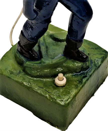 1970 METAL DÖKÜM ZONGULDAK ELİNDE LAMBA TUTAN MADENCİ ELEKTİRİKLİ ANAHTARLI GECE LAMBASI 