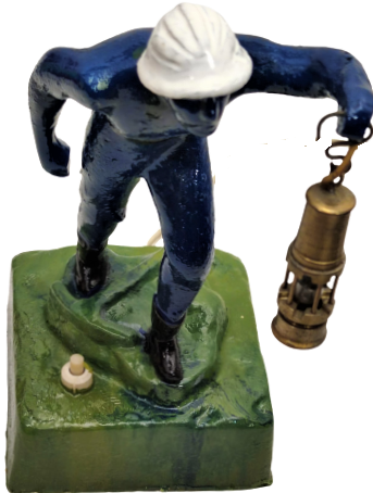 1970 METAL DÖKÜM ZONGULDAK ELİNDE LAMBA TUTAN MADENCİ ELEKTİRİKLİ ANAHTARLI GECE LAMBASI 