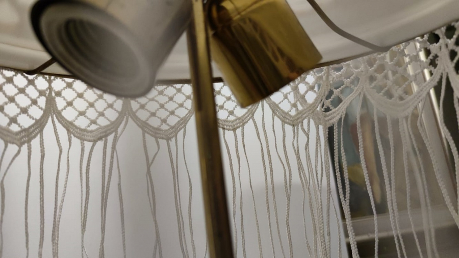 BEZAZ OPALİN ÜZERİ EL BOYOMA VE PİRİNC MALZEMELERLE BİRLEŞTİRİLMİŞ FRANSIZ  LAMBADER