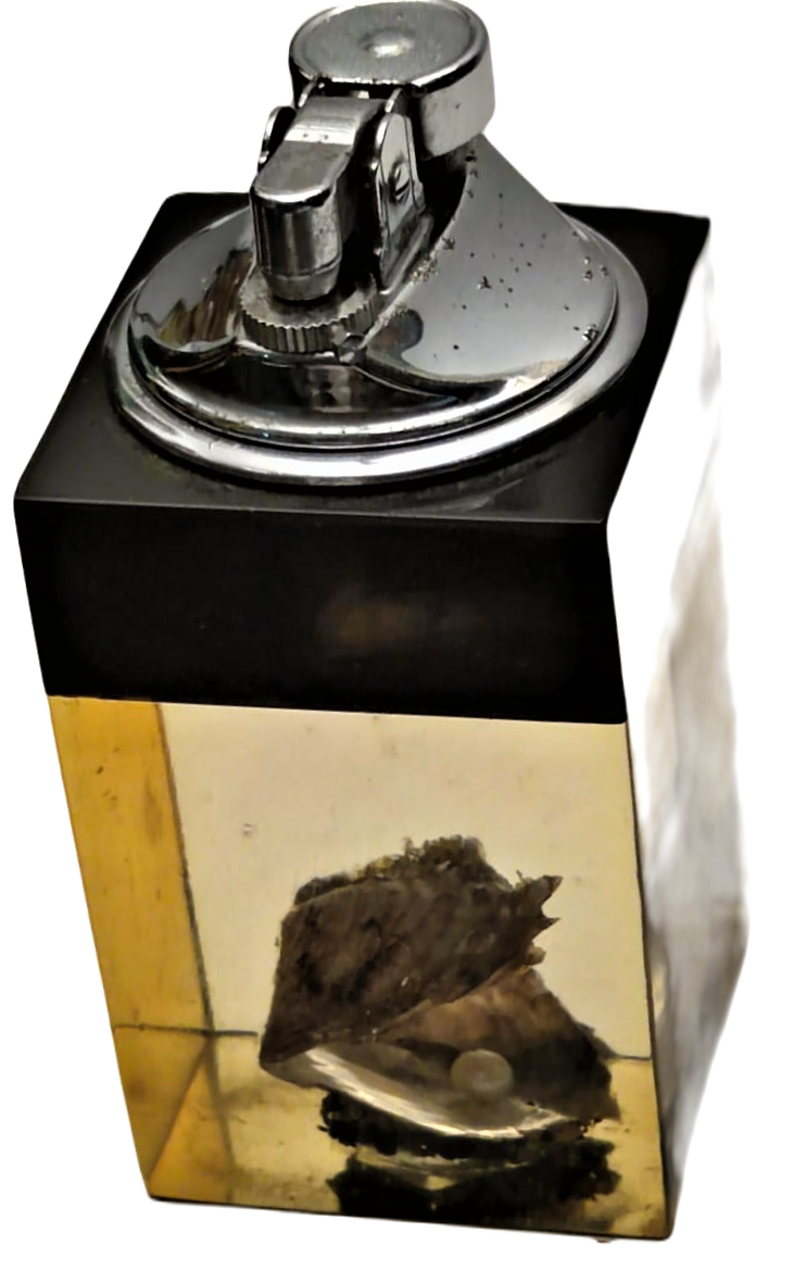 MASA CAKMAGI POLİ KARBON İCERSİNDE İSTİRİDYE VE İNCİ TEMALİ  TAŞLI VE GAZLI MEKANİK CAKMAK