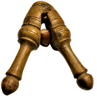 OSMANLI ŞİMŞİR AGACINDAN YAPILMIŞ EL TORNASINDA CEKİLMİŞ EL YAPIM FINDIK KIRACAGI AYKIRI FORMDA