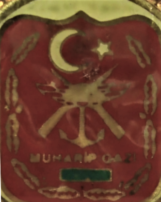 ASKERİ MUHARİP GAZİ YAKA ROZET ÜZERİNDE AY YILDIZ  VE HAVA DENİZ KARA ASKERİ İŞARETLERİ BULUNMAKTA  