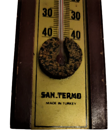 1960  MASİF AHŞAP ÜZERİ LOGO VE REKLAMLI  ÜZERİNDE CAM ÇUBUK İÇİ  KIRMIZI CIVALI HAVA SICAKLIK SOGUKLUK OLCER