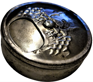 OSMANLI HACI YAGI ESANS KOKU KUTUSU ÜZERİNDE İKİ MİNARELİ KABARTMA CAMİ RESİMLİ METAL KUTU