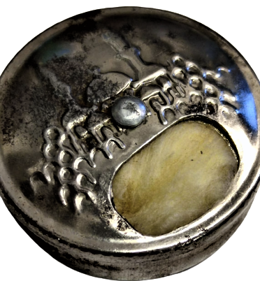 OSMANLI HACI YAGI ESANS KOKU KUTUSU ÜZERİNDE İKİ MİNARELİ KABARTMA CAMİ RESİMLİ METAL KUTU