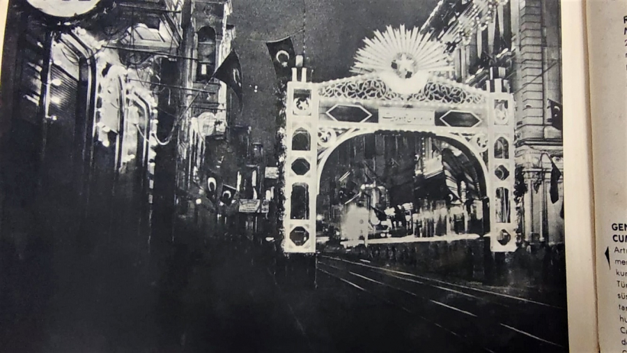 ÖZENLE HAZIRLANMIŞ SİYAH BEYAZ YAPI KREDİ BANKASININ 20. KURULUŞ YILI DOLAYISI İLE HAZIRLANMIŞDIR MUSTAFA KEMAL ATATÜRK FOTOĞRAF ALBÜMÜ  FOTOĞRAFLARLA ATATÜRK DOĞUMUNDAN CUMHURİYETİN İLÂNINA KADAR