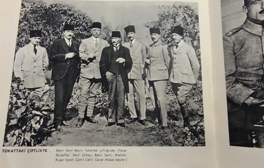 ÖZENLE HAZIRLANMIŞ SİYAH BEYAZ YAPI KREDİ BANKASININ 20. KURULUŞ YILI DOLAYISI İLE HAZIRLANMIŞDIR MUSTAFA KEMAL ATATÜRK FOTOĞRAF ALBÜMÜ  FOTOĞRAFLARLA ATATÜRK DOĞUMUNDAN CUMHURİYETİN İLÂNINA KADAR