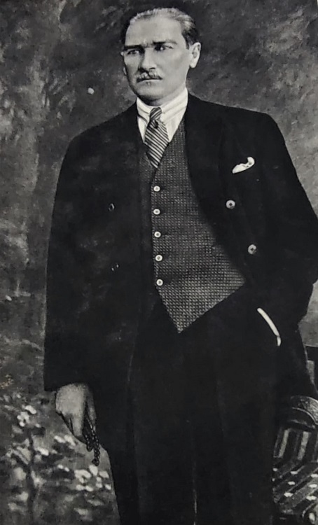 ÖZENLE HAZIRLANMIŞ SİYAH BEYAZ YAPI KREDİ BANKASININ 20. KURULUŞ YILI DOLAYISI İLE HAZIRLANMIŞDIR MUSTAFA KEMAL ATATÜRK FOTOĞRAF ALBÜMÜ  FOTOĞRAFLARLA ATATÜRK DOĞUMUNDAN CUMHURİYETİN İLÂNINA KADAR