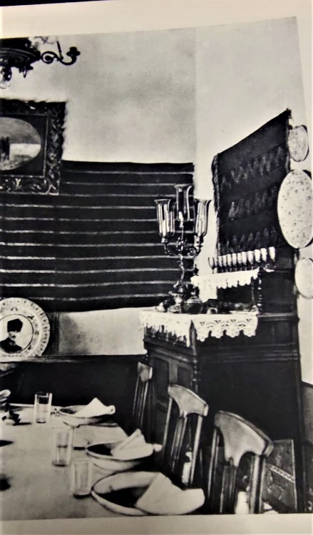 ÖZENLE HAZIRLANMIŞ SİYAH BEYAZ YAPI KREDİ BANKASININ 20. KURULUŞ YILI DOLAYISI İLE HAZIRLANMIŞDIR MUSTAFA KEMAL ATATÜRK FOTOĞRAF ALBÜMÜ  FOTOĞRAFLARLA ATATÜRK DOĞUMUNDAN CUMHURİYETİN İLÂNINA KADAR