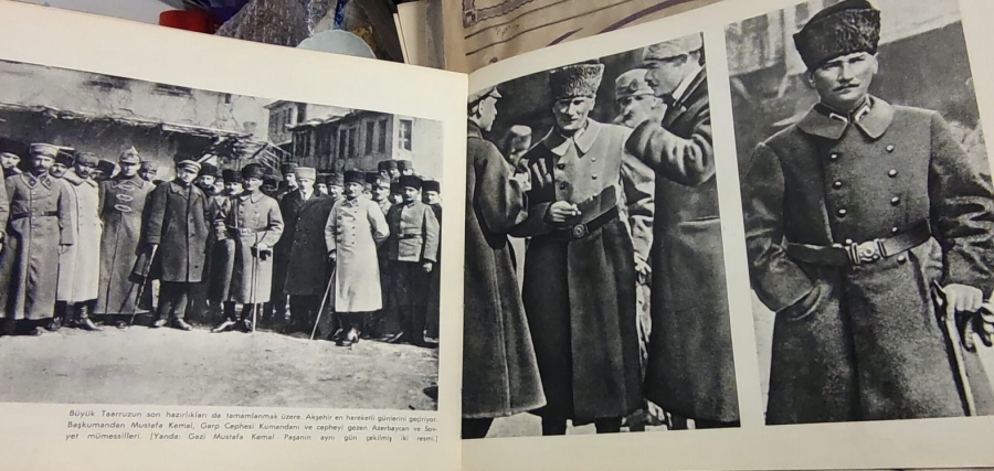 ÖZENLE HAZIRLANMIŞ SİYAH BEYAZ YAPI KREDİ BANKASININ 20. KURULUŞ YILI DOLAYISI İLE HAZIRLANMIŞDIR MUSTAFA KEMAL ATATÜRK FOTOĞRAF ALBÜMÜ  FOTOĞRAFLARLA ATATÜRK DOĞUMUNDAN CUMHURİYETİN İLÂNINA KADAR