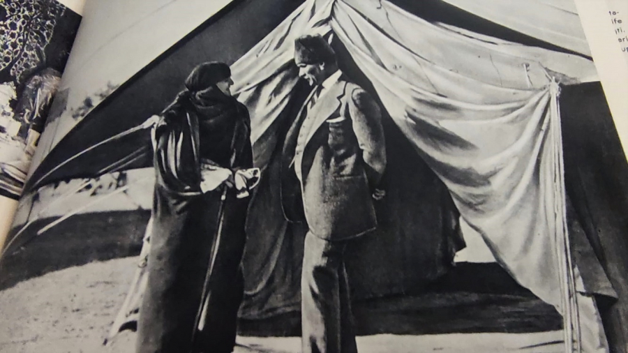 ÖZENLE HAZIRLANMIŞ SİYAH BEYAZ YAPI KREDİ BANKASININ 20. KURULUŞ YILI DOLAYISI İLE HAZIRLANMIŞDIR MUSTAFA KEMAL ATATÜRK FOTOĞRAF ALBÜMÜ  FOTOĞRAFLARLA ATATÜRK DOĞUMUNDAN CUMHURİYETİN İLÂNINA KADAR