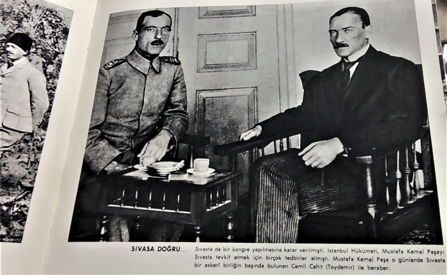 ÖZENLE HAZIRLANMIŞ SİYAH BEYAZ YAPI KREDİ BANKASININ 20. KURULUŞ YILI DOLAYISI İLE HAZIRLANMIŞDIR MUSTAFA KEMAL ATATÜRK FOTOĞRAF ALBÜMÜ  FOTOĞRAFLARLA ATATÜRK DOĞUMUNDAN CUMHURİYETİN İLÂNINA KADAR