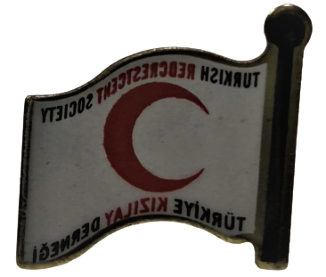 KIZILAY DİREKLİ TÜRK BAYRAGI ŞEKLİNDE  ROZET TÜRKİYE KIZILAY DERNEGİ TURKIS REDCRESTCENT SOCIETY ARKASI PABUCLU