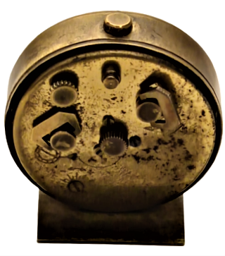 1930 EUROPA  2 JEWELS KURMALI SAAT MEKANİK PİRİNC UFAK BOYDA CALARLI BAŞUCU SAATİ SORUNSUZDUR