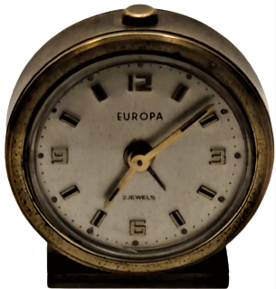 1930 EUROPA  2 JEWELS KURMALI SAAT MEKANİK PİRİNC UFAK BOYDA CALARLI BAŞUCU SAATİ SORUNSUZDUR