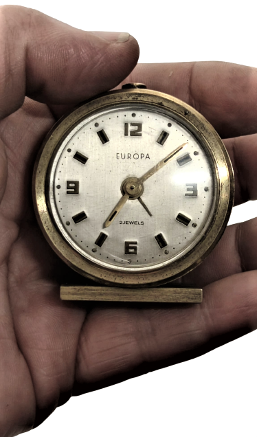 1930 EUROPA  2 JEWELS KURMALI SAAT MEKANİK PİRİNC UFAK BOYDA CALARLI BAŞUCU SAATİ SORUNSUZDUR