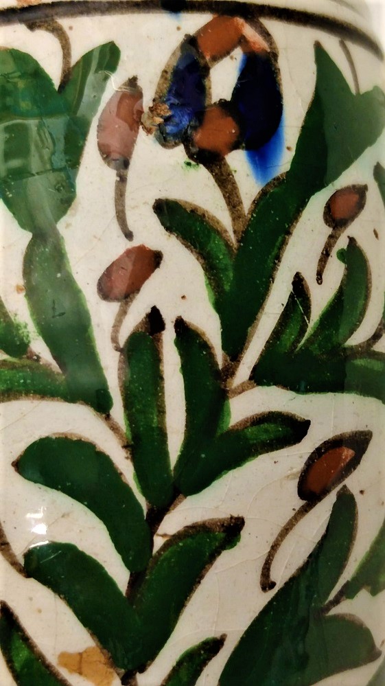 1950 KUTAHYA CİNİ KULPLU BARDAK ÜZERİ TAMAMI EL İŞCİLİKLİ OSMANLI DESENLERİYLE BEZELİ