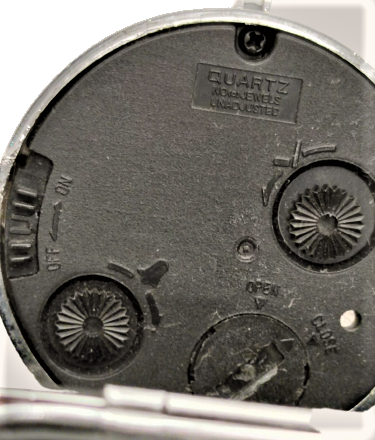 BAŞUCU QUARZT UNADJUSTED PİLLİ ALARMLI SEYEHAT SAATİ KROM METAL KİLİTLİ KUTUSUNDA MAVİ DUNYA HARİTALI KADRANLI 